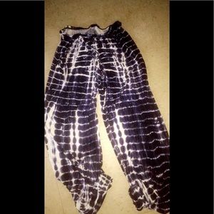 Long blue and white loose pants 🙌🏾